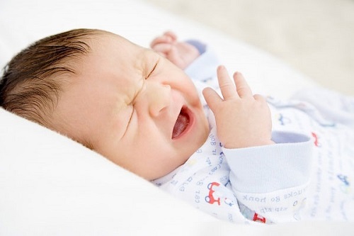 Viêm họng là 1 trong những nguyên nhân gây sổ mũi ở trẻ sơ sinh