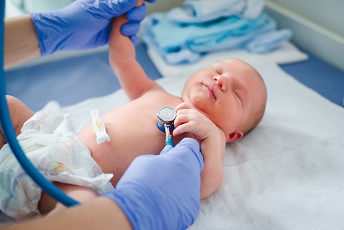 Điều trị viêm phổi ở trẻ sơ sinh cần có bác sĩ chuyên ngành